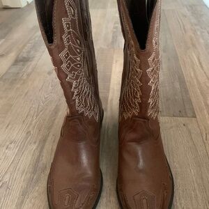 New with tags. Women’s Brown Cow Girl Boots with Embroidered Design. Sizzle 7.5